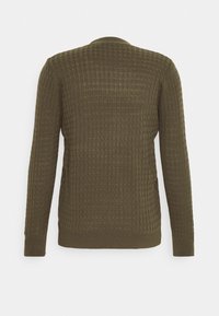 Sweter dziergany w oliwkowym kolorze z teksturowanym, prążkowanym wzorem. Posiada długie rękawy i okrągły dekolt, wykonany z miękkiego, lekkiego materiału.