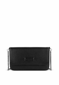Borsa a tracolla nera in pelle con superficie texture, patta ripiegabile e tracolla in catena argentata. Presenta un logo sulla parte anteriore.