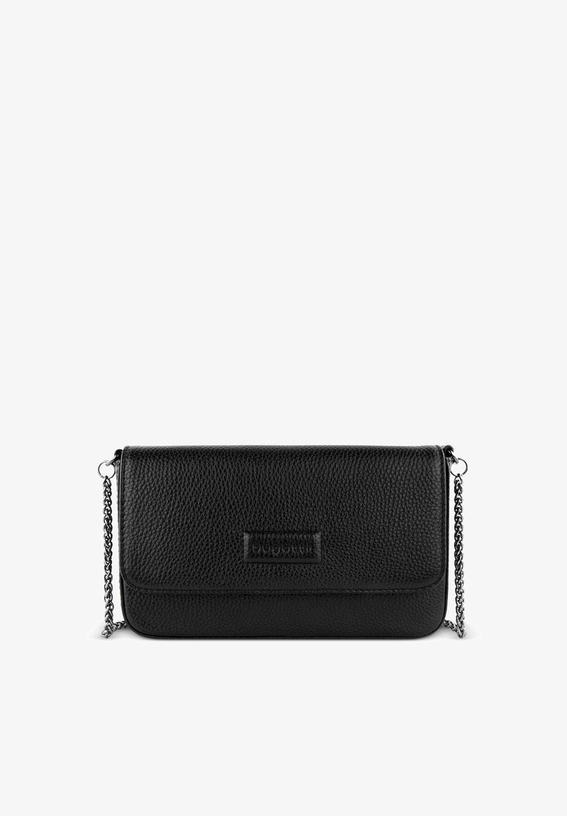 Borsa a tracolla nera in pelle con superficie texture, patta ripiegabile e tracolla in catena argentata. Presenta un logo sulla parte anteriore.