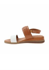 Sandal in pelle marrone con una fascia bianca, cinturino regolabile e suola piatta. Caratterizzato da dettagli cuciti e un design minimalista.
