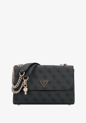 Sort skuldertaske i kunstlæder med præget logomønster, sølvkæde-rem og en signatur metal logoemblem på forsiden.