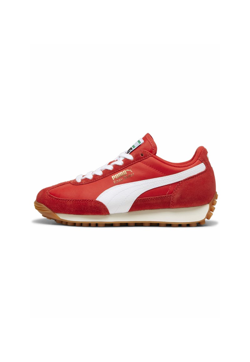 Röda mockasinskor för löpning med en vit PUMA-logotyp, med en texturerad gummisula och vita skosnören. Accentfärgerna inkluderar grönt, vitt och rött varumärke.