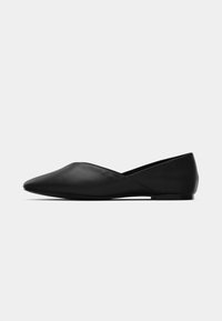 Schwarze flache Schuhe aus glattem Leder mit spitzem Zehenbereich und einem markanten Kreuzdesign im Obermaterial. Minimalistischer Stil, keine sichtbaren Beschläge.