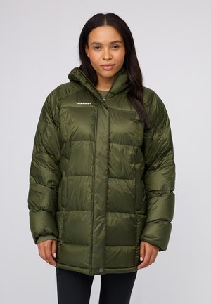 Groene pufferjack met capuchon, met een boxy ontwerp, glanzende textuur en een rits aan de voorkant. Toont "Mammut" branding op de borst.