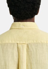 GANT REG DYED  - Camicia - dusty light yellow