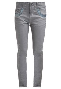 Šedé slim-fit džíny vyrobené z jemné tkaniny, s modrými vyšitými detaily na předních kapsách a standardními poutky na opasek.