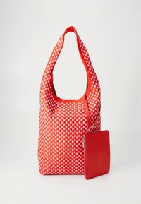 Borsa a tracolla in tessuto a quadri rossi e bianchi con una forma morbida, dotata di una pratica pochette rossa con cerniera. Tessuto morbido e manici curvi.