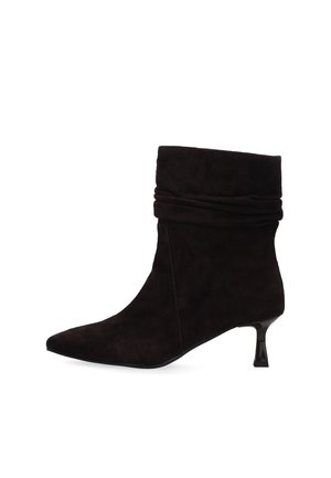 Schwarzer Wildleder-Stiefel bis zur Mitte der Wade mit spitz zulaufender Spitze, gerafftem Detail am Knöchel und niedrigem Kittenabsatz auf weißem Hintergrund.