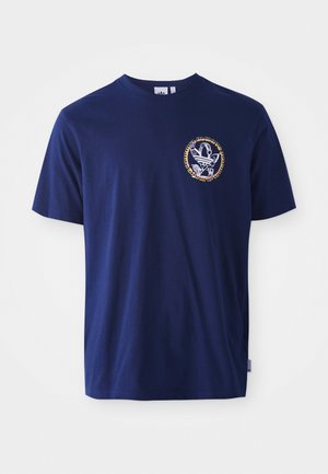 T-shirt en coton bleu marine à manches courtes, avec un logo circulaire sur la poitrine gauche en blanc et jaune. Design simple et décontracté.