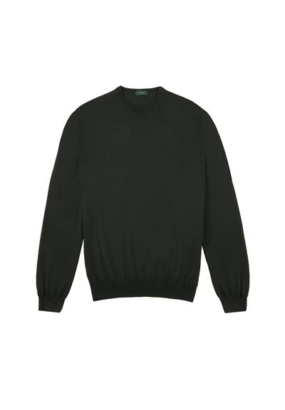 Schwarzer Strickpullover mit einem runden Ausschnitt und gerippten Bündchen und Saum. Lange Ärmel mit einer glatten, weichen Textur. Keine sichtbaren Muster oder Akzente.