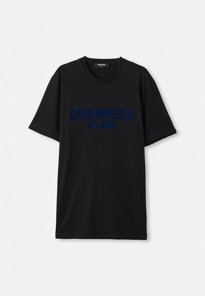 Must musta T-särk lühikeste varrukatega, mille ees on tumesinise värviga trükitud "DSQUARED2 MILANO", asetatud valgele taustale.