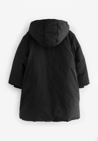 Căciulă neagră cu guler, mâneci lungi și o formă ușor A-linie. Textură netedă cu un design cusut pe guler.