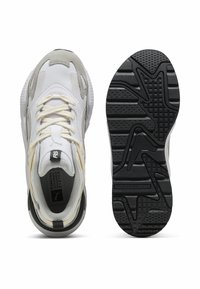 Bílé a šedé sportovní tenisky s síťovaným svrškem, texturovanou podrážkou a plochými tkaničkami. Obsahují logo značky na jazyku a polstrovanou patu.