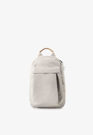 Minimalistischer hellgrauer Rucksack mit einer Vordertasche mit Klappe, hellbraunem Tragegriff und Reißverschluss, vor weißem Hintergrund gezeigt.