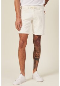 BONOBO Jeans UMWELTFREUNDLICHE BERMUDA - Shorts - ecru