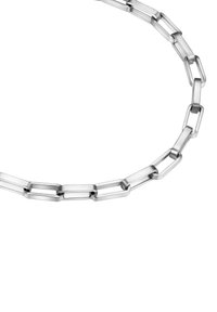 Collar de cadena de plata con eslabones rectangulares alargados y un acabado pulido, que destaca un diseño moderno y elegante.