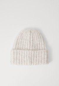 Gorro beige suave de punto con textura de canalé y dobladillo plegado, colocado sobre un fondo blanco.