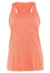 Orange atletisk linne tillverkat av ett strukturerat, fuktavledande material. Har en racerback-design med en liten logotyp framtill.