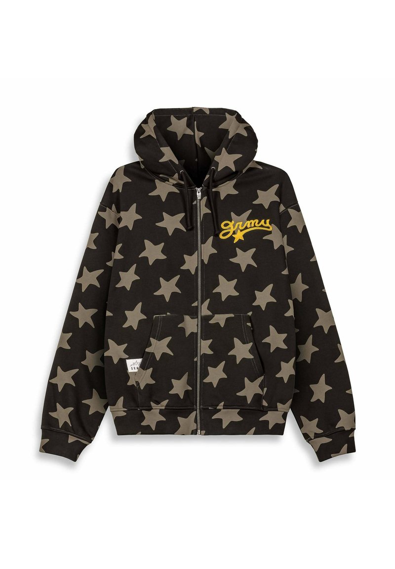 Sudadera con cremallera negra, con un gran patrón de estrellas en gris claro, presenta un bolsillo frontal y texto bordado en amarillo que dice "Grimy". Textura de tela suave.
