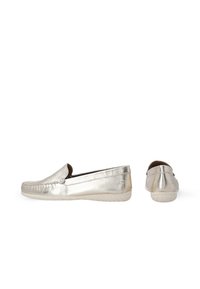 Metaalachtige zilveren loafers met een gladde textuur, een gevoerd binnenzool en een flexibele witte rubberen zool. Heeft een casual instapontwerp.