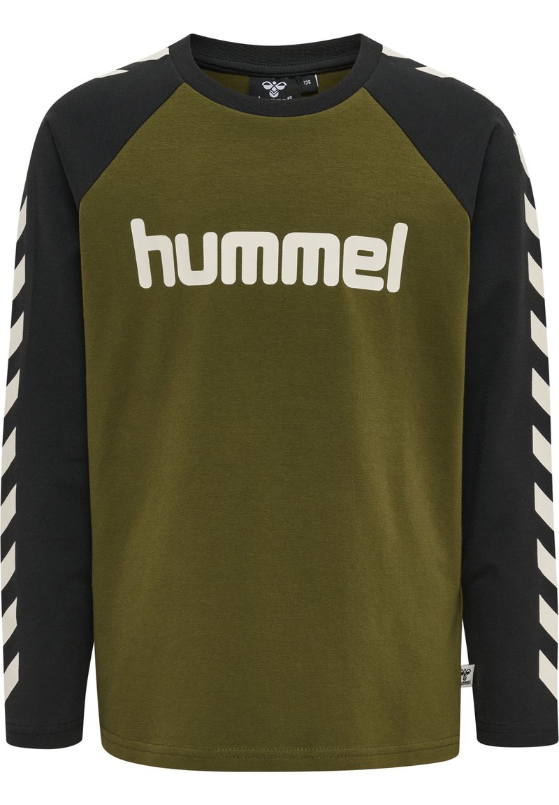 T-shirt à manches longues vert et noir avec un col rond, présentant un logo "hummel" blanc et un motif rayé diagonal sur les manches.