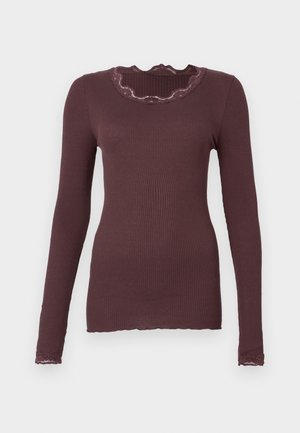 Langsleeve ribben gebreide top in donker mauve met kantaccenten bij de halslijn en mouwen, getailleerde pasvorm.