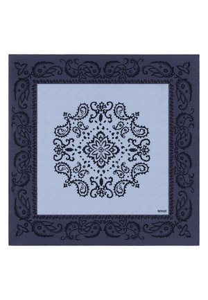 Foulard carré bleu avec des motifs cachemire et floraux foncés centrés et bordés, étiqueté "Boggi Milano" dans un coin.