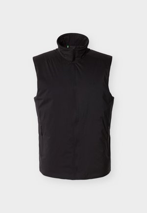 Μαύρο αμάνικο γιλέκο με ψηλό γιακά, μπροστινό φερμουάρ και πλαϊνές τσέπες με φερμουάρ, εμφανιζόμενο σε λευκό φόντο.