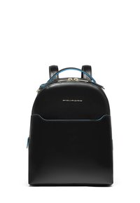 Mochila de cuero negro con forma redondeada, detalles en azul, cierre de cremallera y un logo en el frente. Cuenta con correas ajustables y un bolsillo frontal.