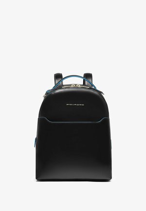 Zwarte leren rugzak met een afgeronde vorm, blauwe accenten, een ritssluiting en een logo aan de voorkant. Voorzien van verstelbare bandjes en een voorvak.