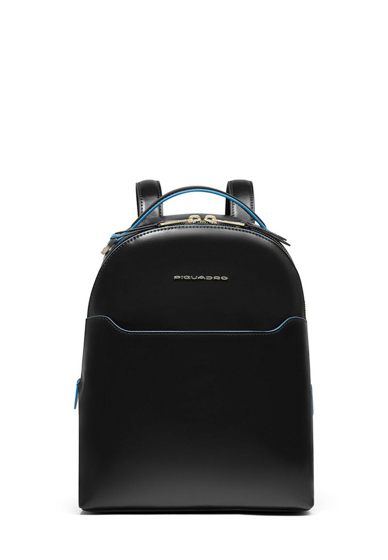 Mochila de cuero negro con forma redondeada, detalles en azul, cierre de cremallera y un logo en el frente. Cuenta con correas ajustables y un bolsillo frontal.