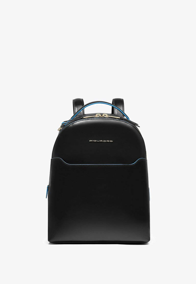 Mochila de cuero negro con forma redondeada, detalles en azul, cierre de cremallera y un logo en el frente. Cuenta con correas ajustables y un bolsillo frontal.