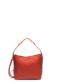 Rød lædertaske med en tekstureret overflade, der har en enkelt skulderrem og en lynlåslukning øverst. Enkel og moderne design.