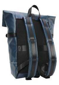 Ryggsäck med rulltoppsdesign i marinblått vattentätt material, med en svart mesh ryggpanel och breda justerbara remmar för komfort.