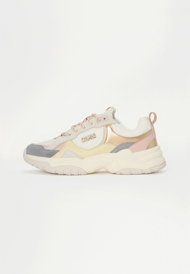 Sneakers que apresentam uma mistura de materiais bege, rosa, cinza e dourado metálico; sola robusta; parte superior texturizada; logotipo na lateral.