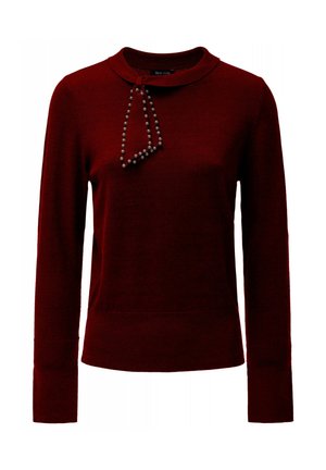 Suéter de manga larga rojo oscuro con cuello redondo y detalle decorativo de lazo con perlas en el lado izquierdo del cuello.