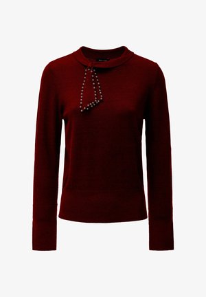 Suéter de manga larga rojo oscuro con cuello redondo y detalle decorativo de lazo con perlas en el lado izquierdo del cuello.