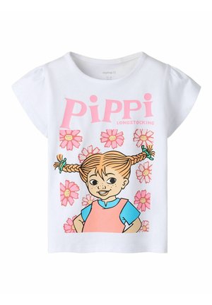 Witte kindert-shirt met roze bloemen, tekst "PIPPI LANGKOUW" en cartoonmeisje met rode vlechten, sproeten, blauwe blouse en roze jurk.