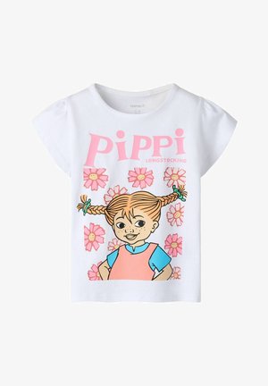 T-shirt blanc pour enfants avec des fleurs roses, le texte « PIPPI LONGSTOCKING » et une fille dessinée avec des tresses rouges, des taches de rousseur, une chemise bleue et une robe rose.