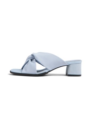 Sandalias de tacón en azul claro con un empeine de tela anudada, diseño de punta abierta y tacón cuadrado. Material texturizado con un acabado suave.