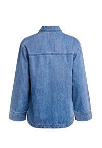 Denimjakke i lyseblå, med krave, lange ærmer og en lige søm på ryggen. Blød tekstur med rene kanter og uden synligt metaludstyr.