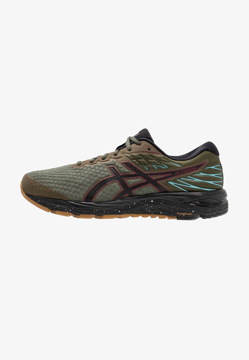 Chaussure de course vert olive avec détails noirs et rouges, semelle intermédiaire noire tachetée, semelle extérieure en gomme et accents bleus près du talon.