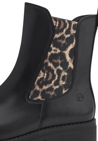 Svart läderankelstövel med leopardmönstrad tygpanel, elastisk sida, rund tå och gummisula med lätt klack.