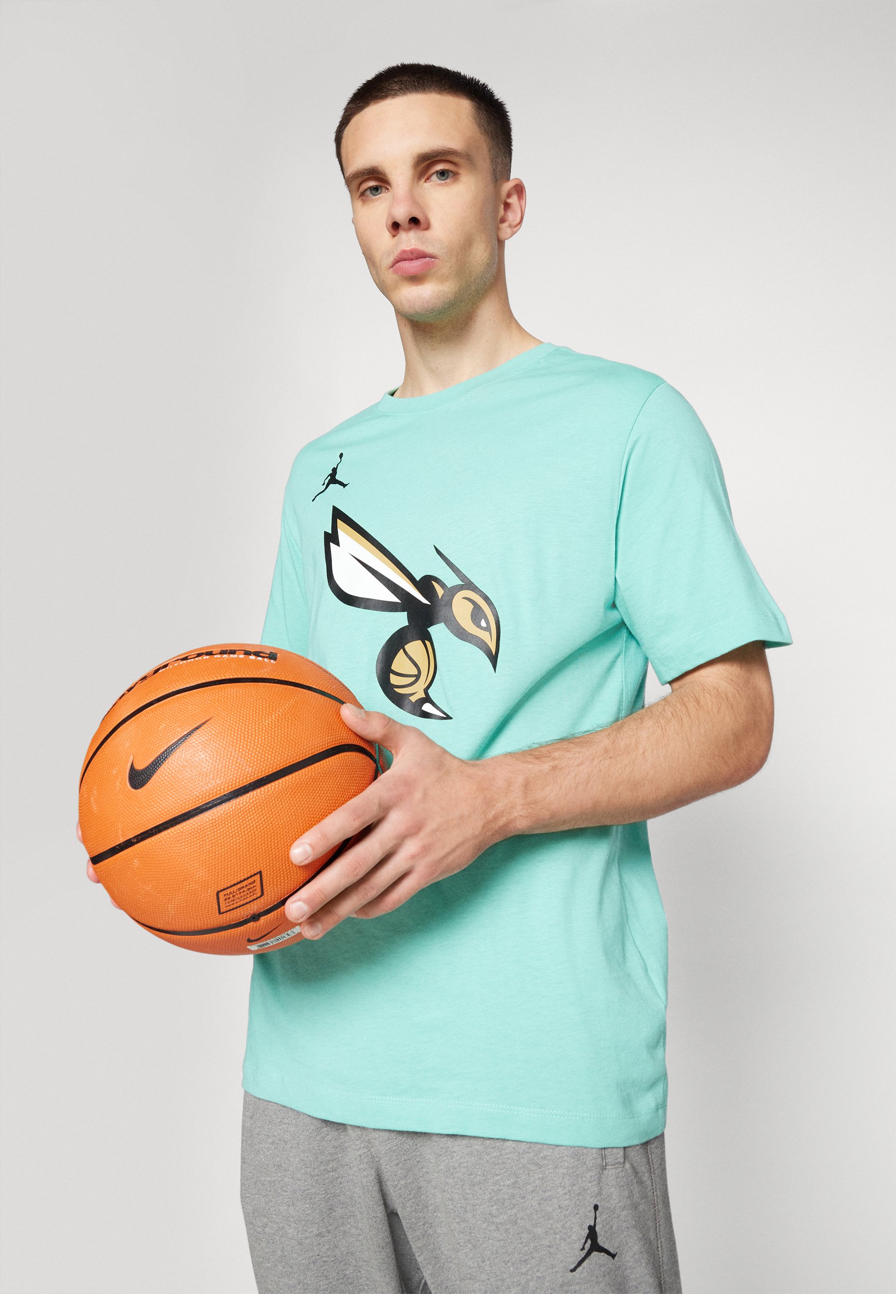 【NIKE】Charlotte Hornets Essential Men's Nike NBA T-Shirt T-shirt Nike NBA LaMelo Ball Charlotte Hornets pour ado. Nike FR
