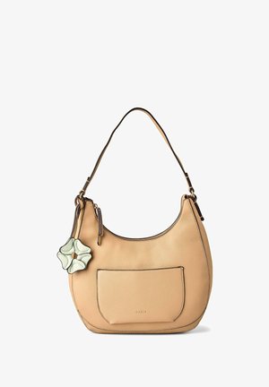 Bolso de hombro de cuero beige con bolsillo frontal y adorno decorativo de flor blanca, parte superior curva y correa ajustable con cierres metálicos.