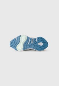 Suola di una scarpa sportiva che mostra un battistrada blu e verde chiaro con una presa testurizzata e un logo Columbia al centro.