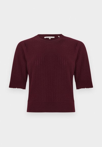 Bordó kötött felső rövid, bordázott ujjal, kerek nyakkivágással és texturált mintával. Az ujjak szegélyén hullámos szél díszíti.