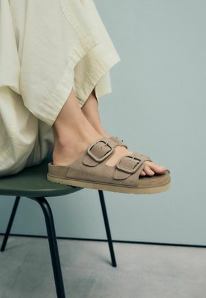 Papuci - neutral suede