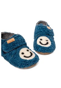 Pantofole blu in peluche con design a faccina sorridente, cinturino in velcro e tessuto testurizzato, dotate di una morbida fodera interna e suola antiscivolo.