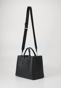 Borsa in pelle nera con forma strutturata, doppio manico superiore e tracolla regolabile con dettagli in rilievo. Texture liscia.